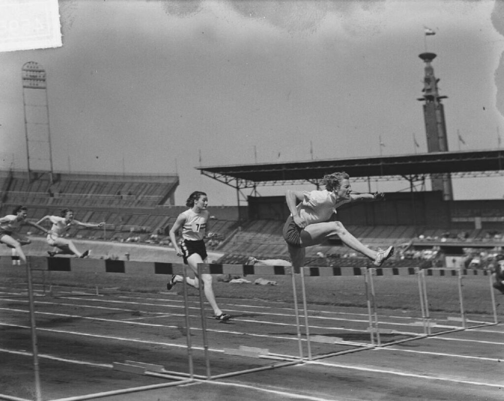 Internationale atletiek-wedstrijd in het Olympisch Stadion te Amsterdam Beschrijving Internationale atletiek-wedstrijd in het Olympisch Stadion te Amsterdam. 80 meter hordenloop. Fanny Blankers-Koen gevolgd door Maureen Dyson-Gardner
